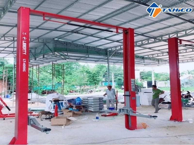 Cầu nâng 2 trụ cáp trên Liberty LT-4000C màu đỏ