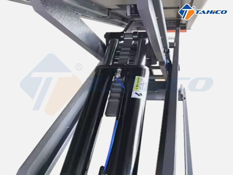 Cầu nâng ô tô kiểu cắt kéo Titano STD-8136 3.6 tấn