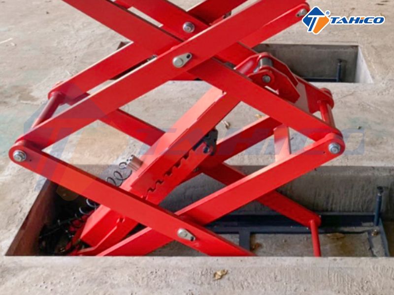 Cầu nâng được thiết kế gọn gàng theo kiểu cắt kéo