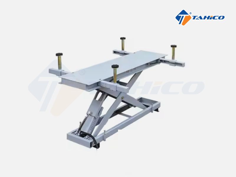 Cầu nâng nâng kiểu xếp móng chìm đảm bảo xe được cố định chắc chắn