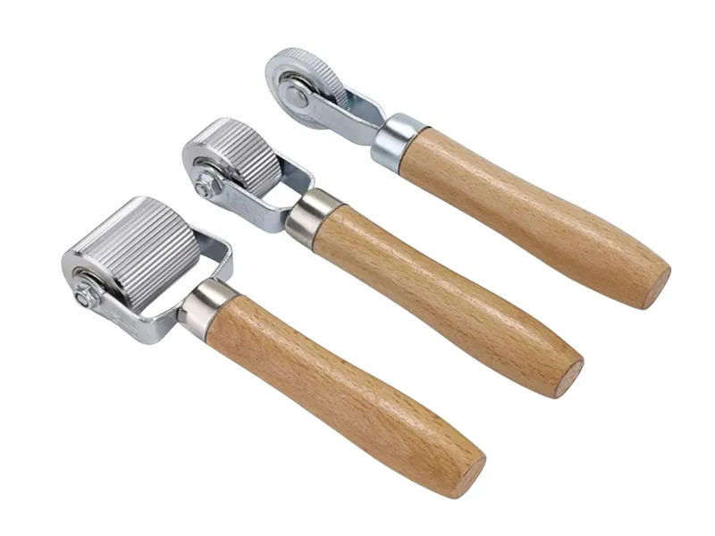 Con lăn hợp kim loại tay cầm gỗ cao cấp