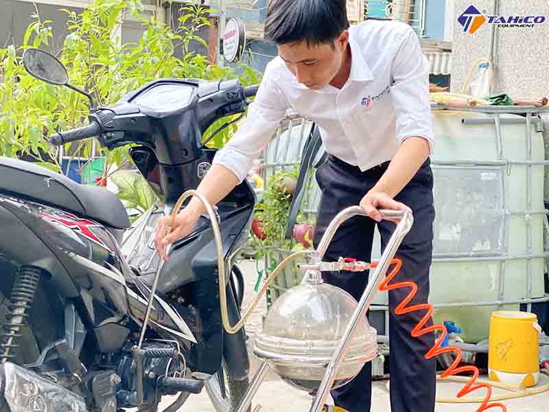 day-va-ong-hut-binh-hut-nhot-xe-may-5