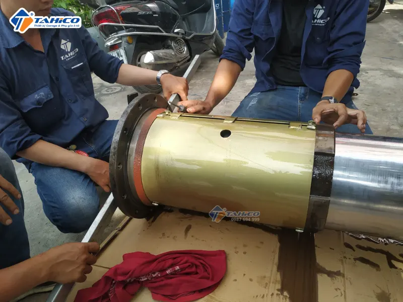 Dịch vụ mạ lại ty nâng cầu 1 trụ rửa xe ô tô cũ tại Tahico