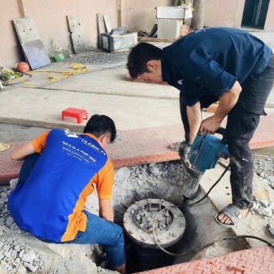 Đục bê tông mặt bằng và tháo cầu nâng 1 trụ