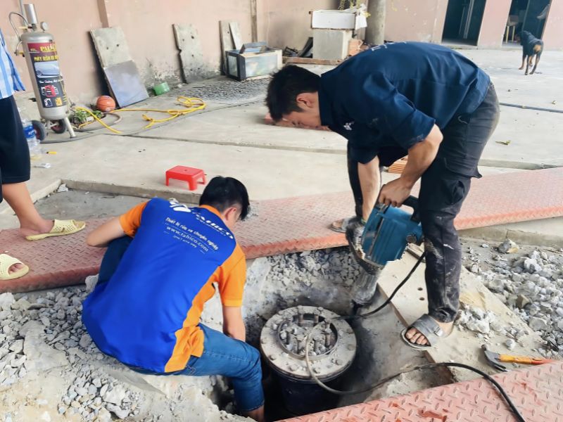 Đục bê tông mặt bằng và tháo cầu nâng 1 trụ