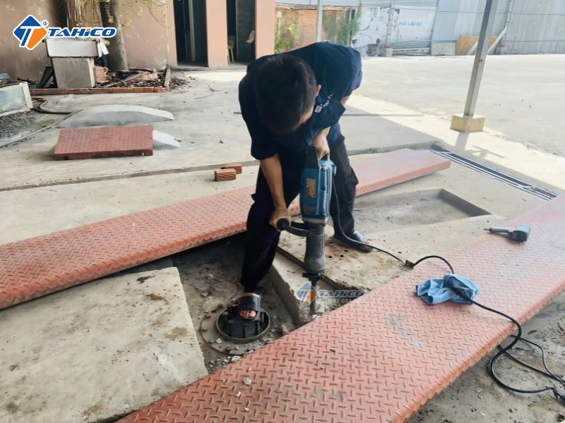 Đục bê tông mặt bằng và tháo cầu nâng 1 trụ | Việt Nam và Ấn Độ
