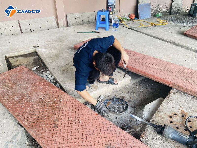 Đục bê tông mặt bằng và tháo cầu nâng 1 trụ | Việt Nam và Ấn Độ