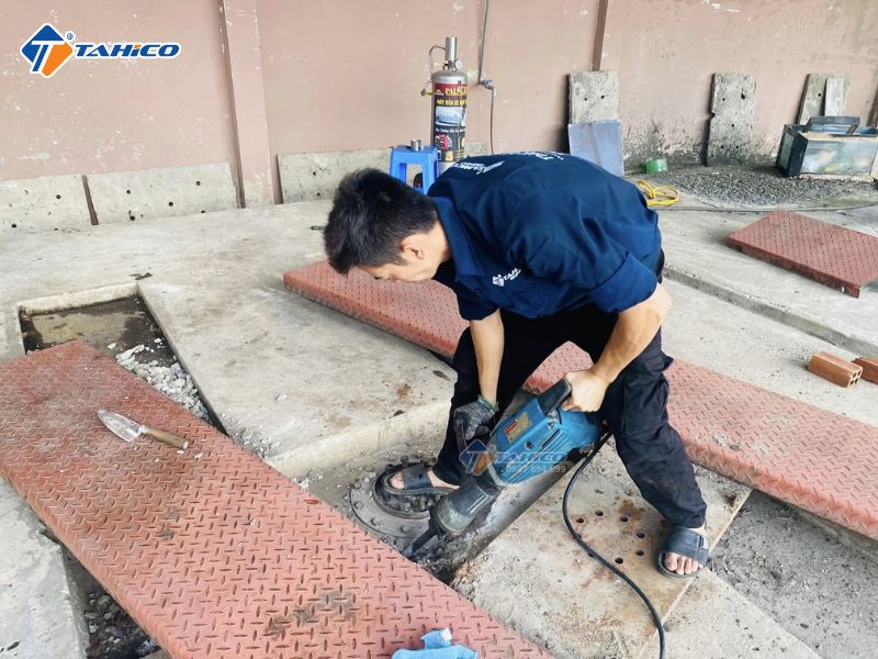 Đục bê tông mặt bằng và tháo cầu nâng 1 trụ