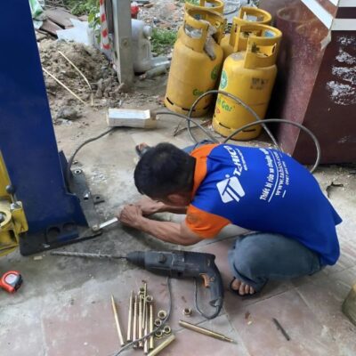 Đục bê tông mặt bằng và tháo cầu nâng 2 trụ