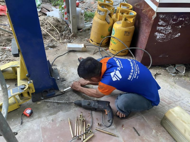 Đục bê tông mặt bằng và tháo cầu nâng 2 trụ