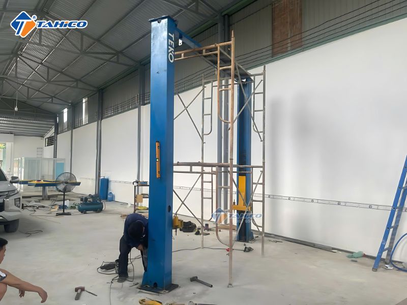 Đục bê tông mặt bằng và tháo cầu nâng 2 trụ