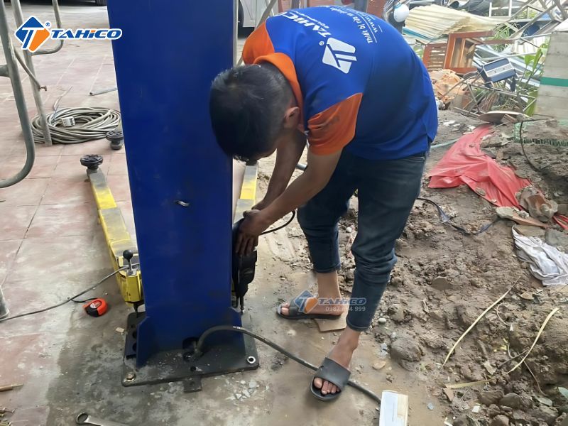 Đục bê tông mặt bằng và tháo cầu nâng 2 trụ