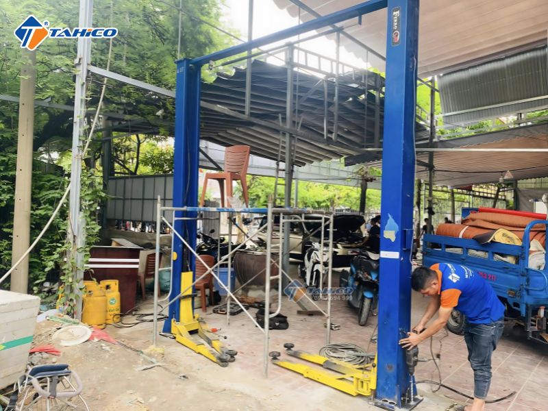 Đục bê tông mặt bằng và tháo cầu nâng 2 trụ