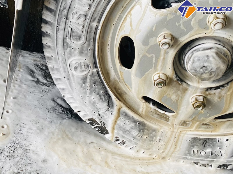 Dung dịch White Foam TF Shine làm sạch chất bẩn cứng đầu.