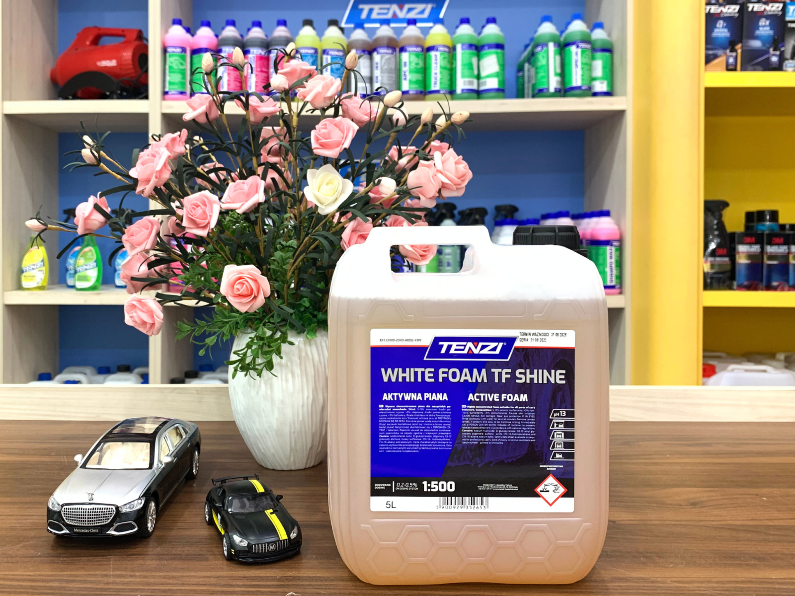 Dung dịch rửa xe không chạm White Foam TF Shine.