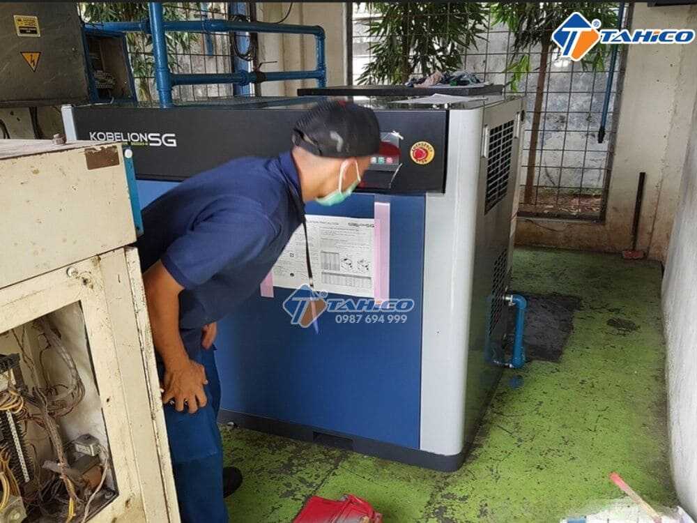 Máy nén khí trục vít Kobelco SG 7.5 bar biến tần có dầu