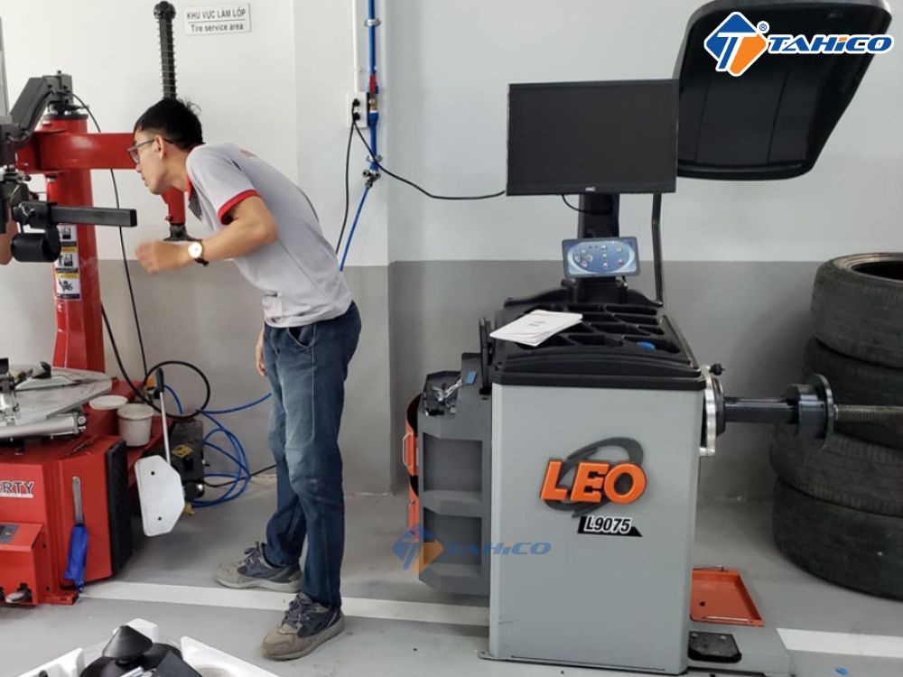 Máy cân bằng động bánh xe Italy LEO L9075
