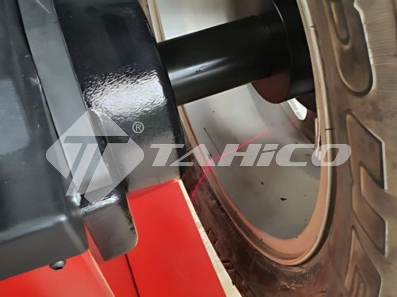 Máy cân bằng lốp có mắt laser chỉ điểm Shark SK930