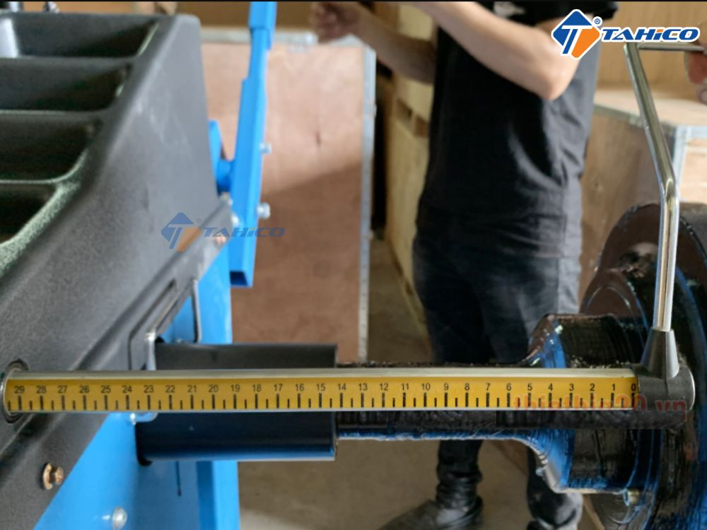 Máy cân bằng lốp xe Titano STD-462 Italy