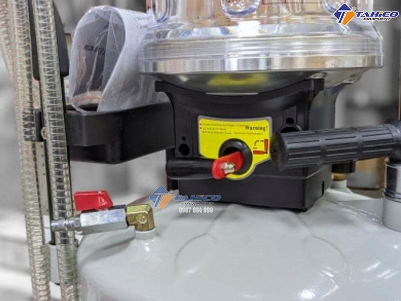 may-hut-dau-thai-o-to-dung-khi-nen-hc-3297-5