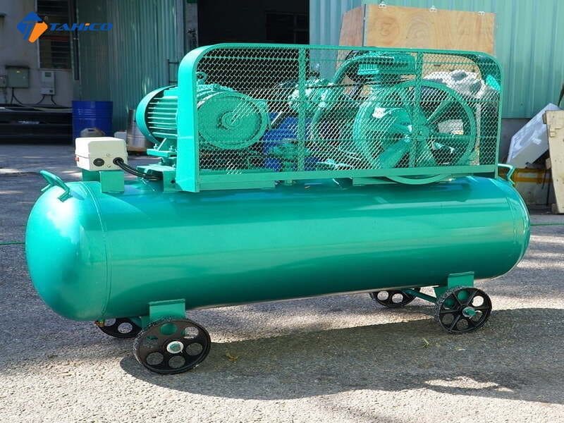 Bình chứa dung tích được làm bằng chất liệu thép