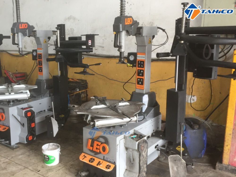 Máy tháo vỏ ô tô cần nghiêng tự động LEO L8087 + 320 Italy