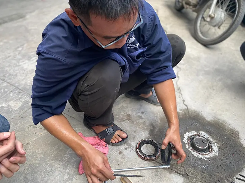 Nhân công và vật tư thay phốt ben nâng rửa xe máy