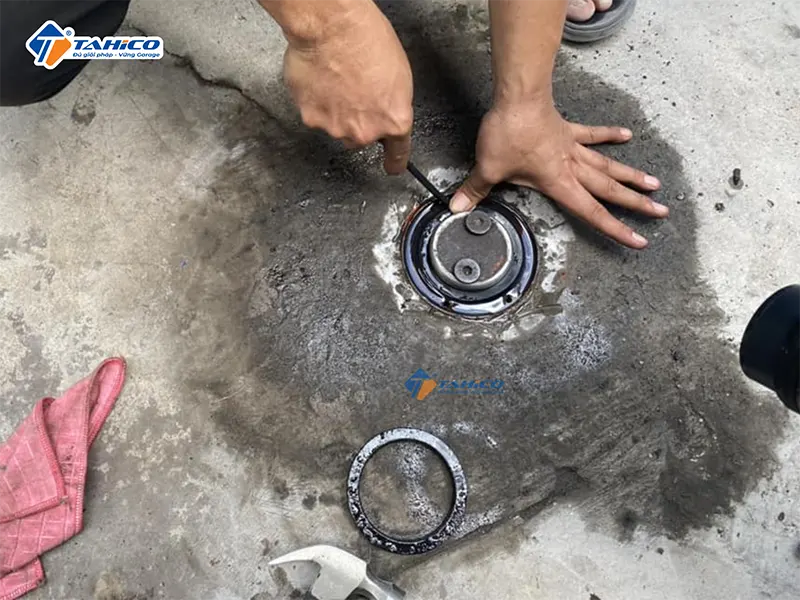 Nhân công và vật tư thay phốt ben nâng rửa xe máy