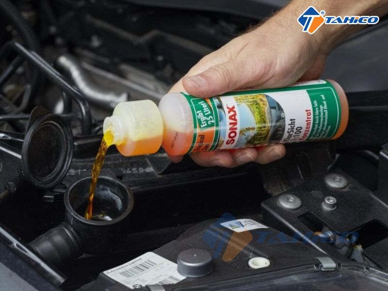 Dùng để đổ vào két nước rửa kính trước, hoặc pha để vệ sinh kính, loại bỏ dầu, bụi bẩn, vết đọng nước mưa.
