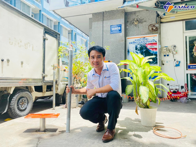 Ống dầu của ben nâng rửa xe máy