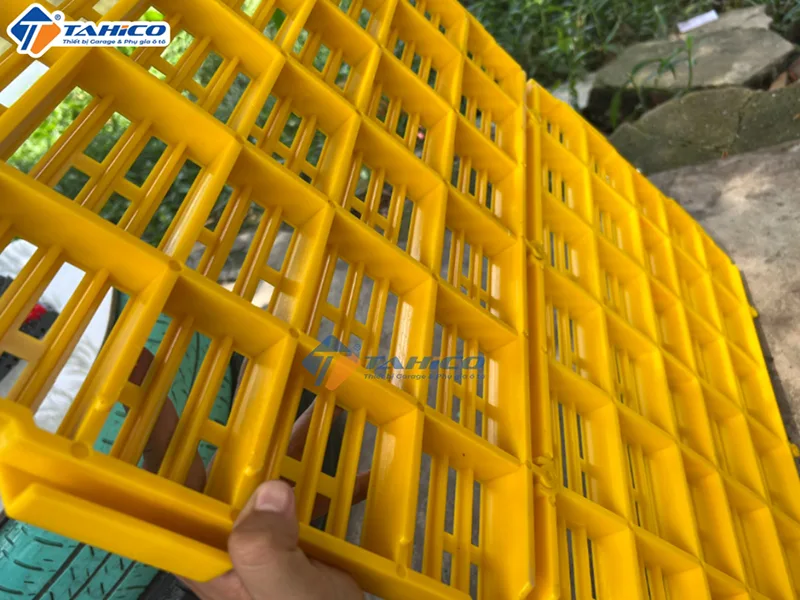 Tấm nhựa lót sàn chăn nuôi chó mèo