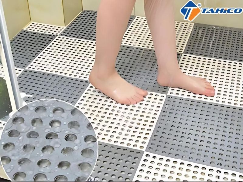 Tấm nhựa lót sàn chống trơn nhà tắm