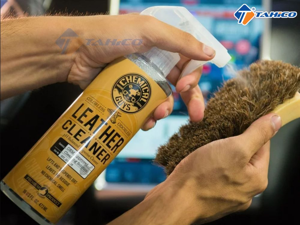 Vệ sinh ghế da Chemical Guys Leather Cleaner